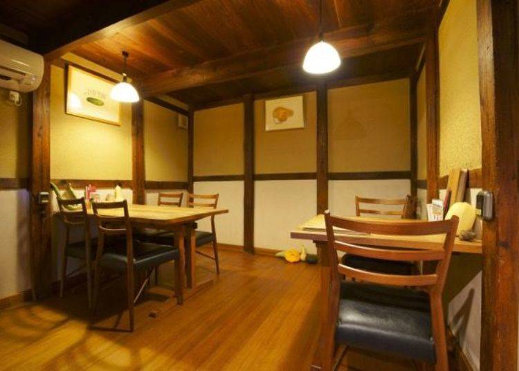 ▲가장 안쪽에는 창고를 개조한 테이블 자리가 있다. 그 외에도 개인 실로서 사용할 수 있는 일본식 방도 있다