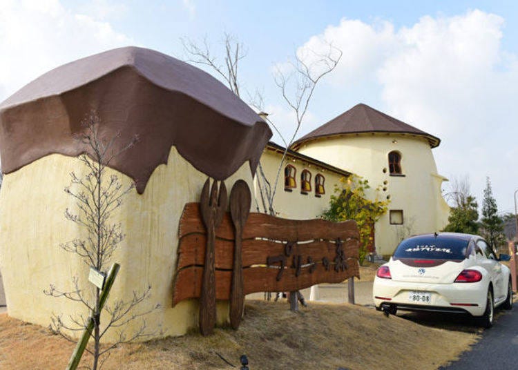 ▲A building with an exterior that looks like pudding with a caramel-like brown roof and custard-like yellow wall. Even the company car has pudding markings