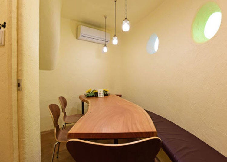 ▲The Kyeaki room is equipped with a zelkova table