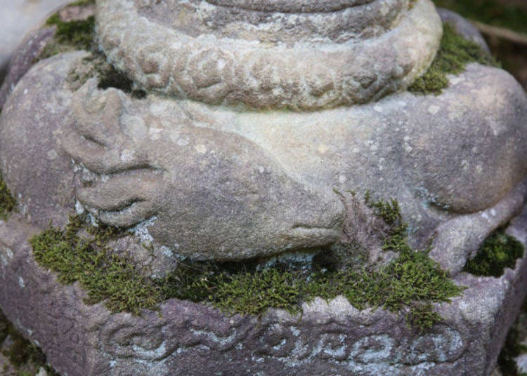 ▲Sleeping male and female deer at the base of the lantern.
