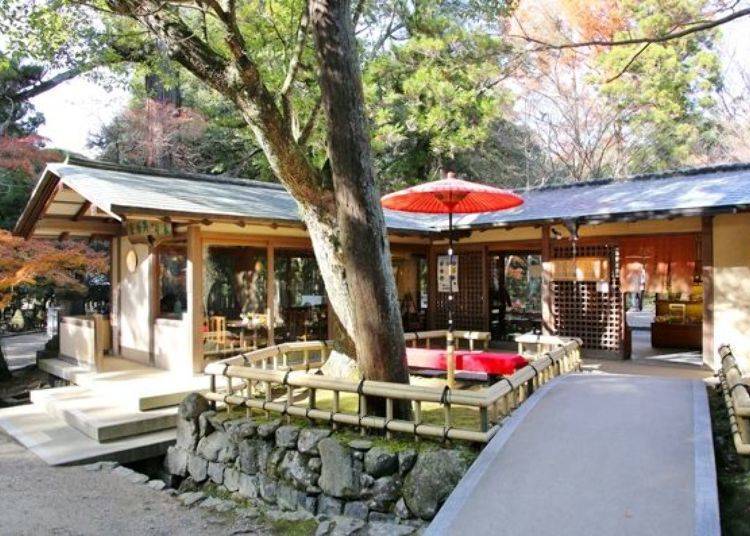 An elegant teahouse where you can sample kayu (rice gruel), the old Edo specialty