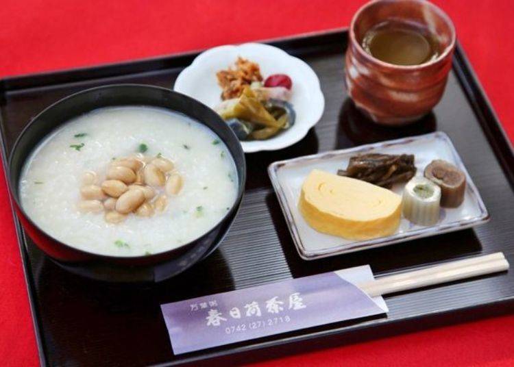 ▲Manyo rice porridge with pickles (1,000 yen, tax excluded). In February the rice porridge has soybeans in it, and is served with shirae (tofu and vegetables) made with Japanese butterbur.