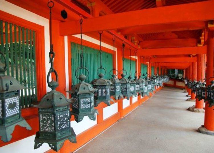 ▲Close-up view of hanging lanterns. Lots of these lanterns date back to the Edo period.