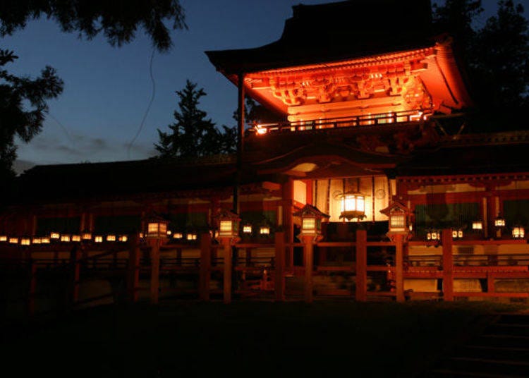 ▲The Nakamon (Middle Gate) is also lit up (Photo: courtesy of Kasuga Grand Shrine).