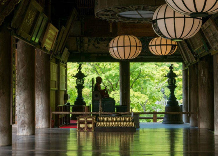 ▲ Large Hase-style lanterns in the Reido. This is a popular spot for taking photos often posted on Instagram because the reflections of the new verdure growing outside color the floor green.