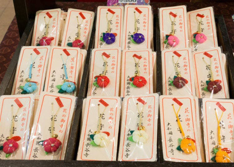 ▲Flower amulets cost 500 yen each. They come in nine colors including red, pink, white, yellow, and blue.