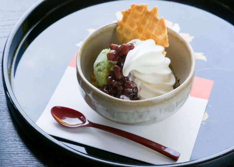 ▲Chawan Soft served in an Akahada ware matcha bowl consists of soft vanilla ice cream, matcha ice cream, and red adzuki beans; 500 yen.