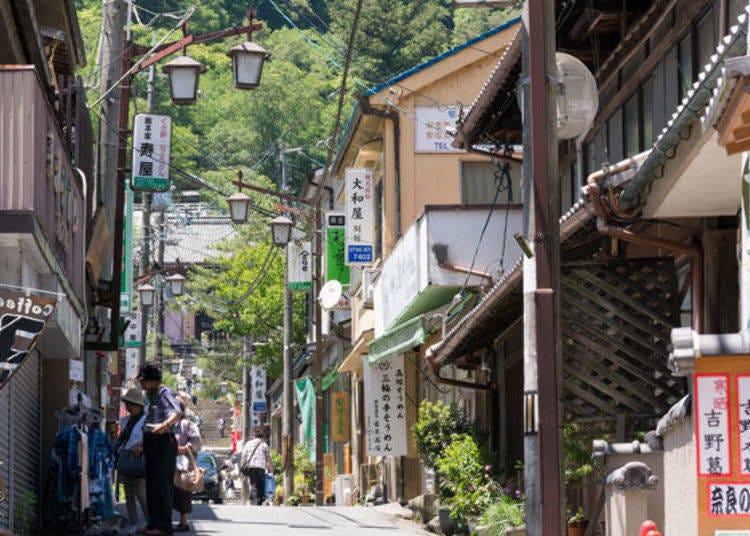 ▲Approach to Hasedera Temple. Shops selling local specialties line both sides of the path going up the gentle hill.