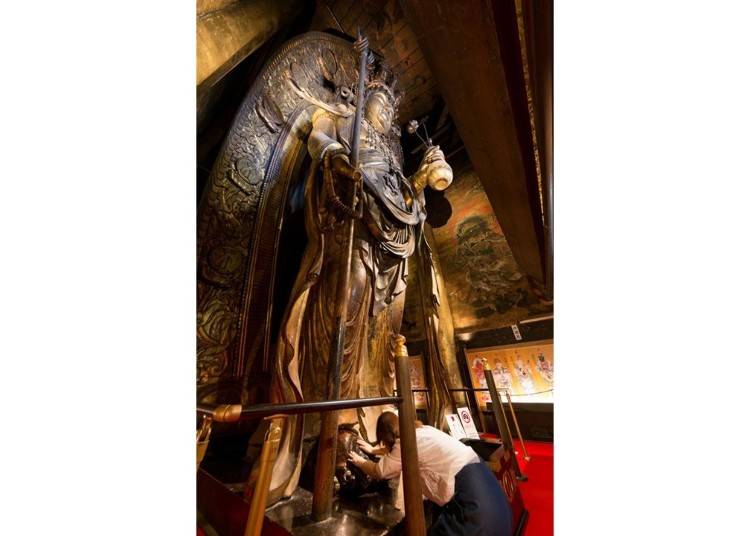 ▲ The statue is surprisingly large! I gratefully touched the foot of Kannon.