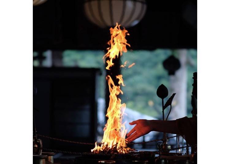 ▲ From the official Instagram account (@hase_dera). This photo is of Goma, a Buddhist ceremony of burning cypress sticks held on the 18th of every month which is the festival day of Kannon. The photo is taken from the perspective of the monk.