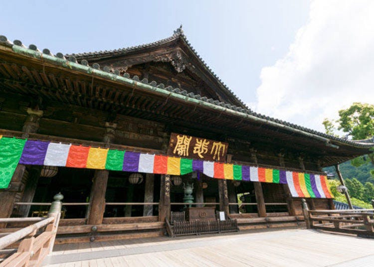 ▲入母屋造、本瓦葺的本堂（正殿）。被指定为日本国宝。