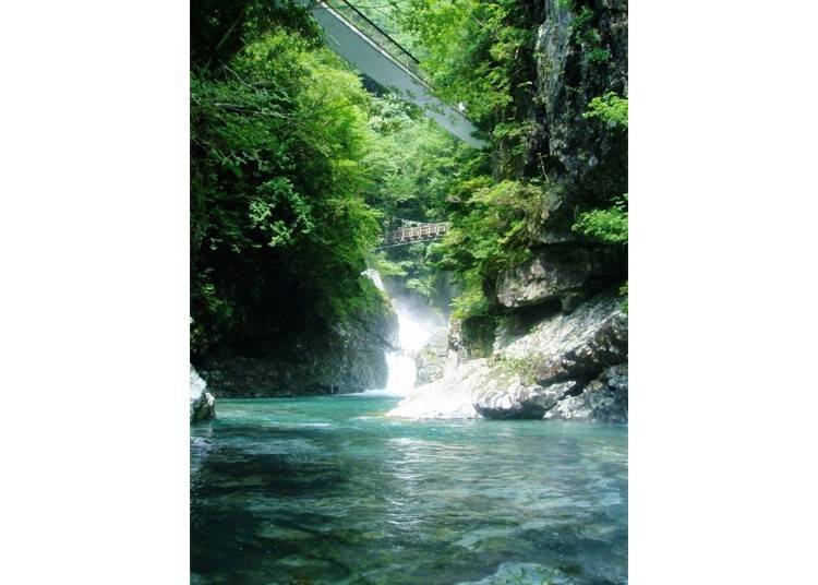 ▲A view from the bottom of the bridge next to the rest area. As of June 2017 it is off limits due to falling rocks. (Photo provided by Tenkawa Village)
