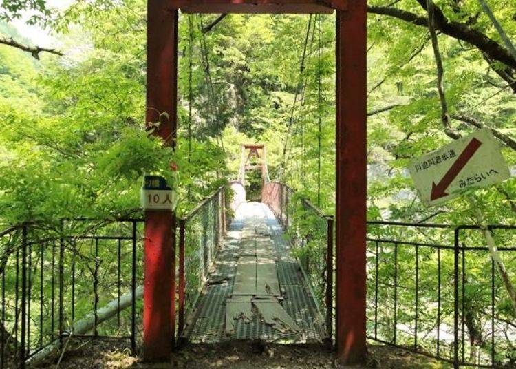 ▲이 현수교의 정원은 10명