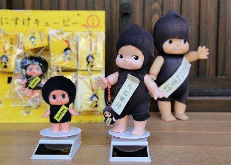 ▲These original Zenitani Shokakudo Daranisuke Kewpie dolls are too cute! The straps (small) in the rear cost 540 yen and the large Kewpie standing up front on the left costs 864 yen (both prices include tax) (* The two on the right are not for sale.)