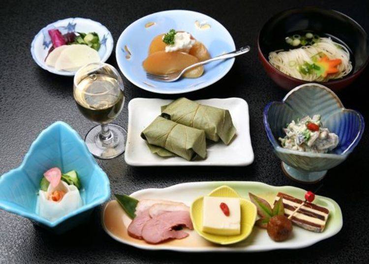 ▲The items in the oblong dish in the foreground are smoked aigamo [a cross between wild and domestic duck], sesame tofu soy milk, a persimmon and butter mille-feuille, and a fig stewed in wine. Other dishes pictured are sunomono [a vinegared dish], shiraae [a classic tofu paste], persimmon leaf sushi, nyumen [thin noodles in hot soup], and an apple comfort for dessert. The ingredients vary according to the season.