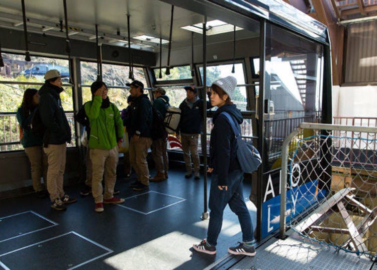 ▲A ropeway car can accommodate a maximum of 121 people. The entrance is quite spacious.