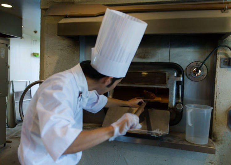 ▲A craftsman from Spain helped assemble the stone kiln oven.