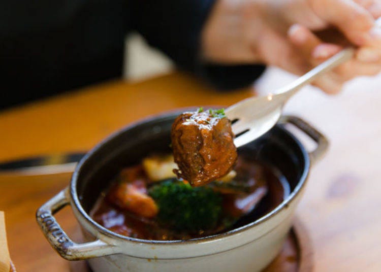 ▲ The stew contains large chunks of Omi beef. It is so tender that it melts the moment you put it in your mouth.