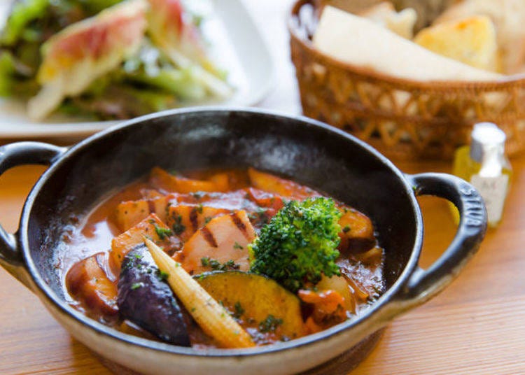 ▲Smoked bacon and seasonal vegetables ratatouille (2,000 yen for one person, 3,800 yen for two, both prices include tax; served with bread, salad, and olive oil)