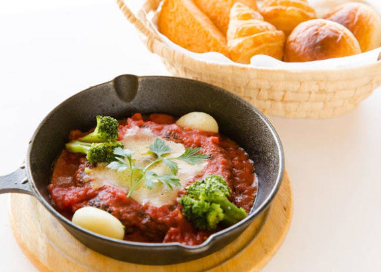 ▲This is the Omi Beef Special Hamburg with Tomato Stew Sauce (1,980 yen, excluding tax; comes with homemade bread, a salad buffet, and drink)
