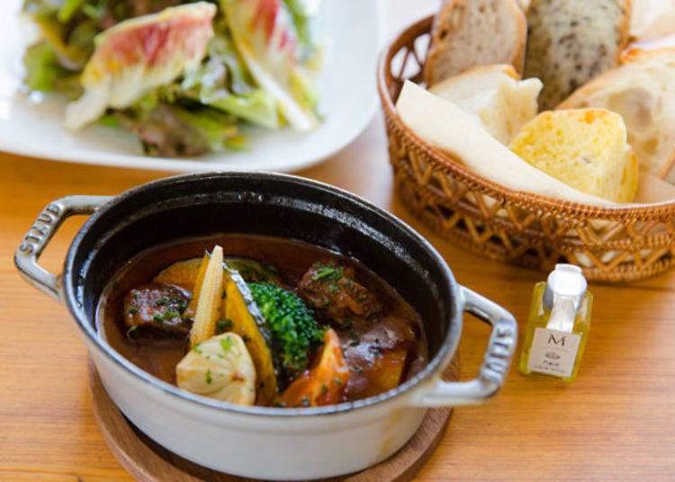 ▲燉煮近江牛肉（近江牛のビーフシチュー）（1人份2400日圓、2人份4600日圓．皆已含稅※附麵包．沙拉．橄欖油）