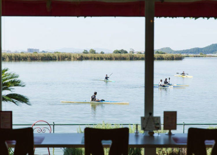 ▲從正面窗戶看見的西之湖，湖面上有許多學生正在進行划船比賽的練習