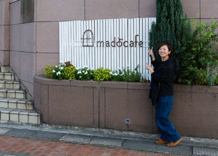 ▲在面向琵琶湖一側的建築物周邊繞一下就能發現「madocafe」的招牌