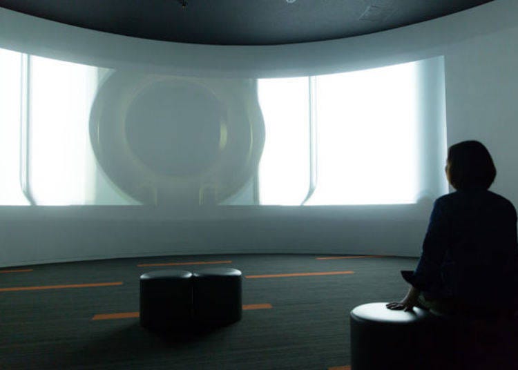 ▲Feel the movement of engine in the theater room with its large 13m screen