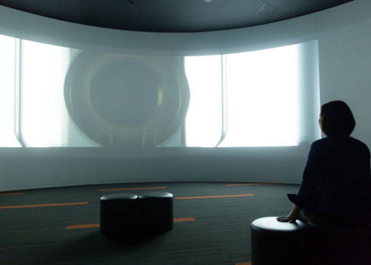 ▲Feel the movement of engine in the theater room with its large 13m screen