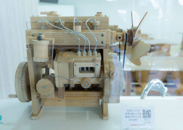 ▲An amazing wooden model of a diesel engine made by a former staff is on display.