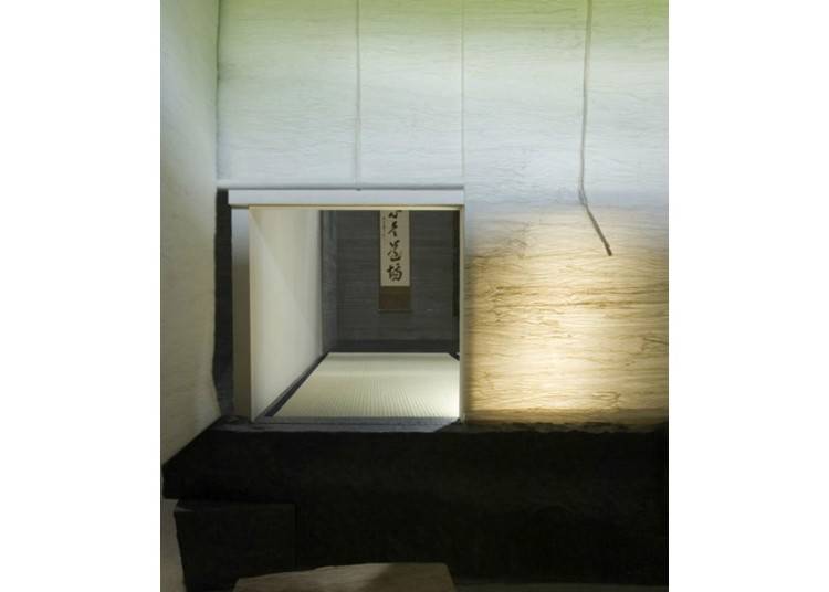▲During the day the Echizen washi turns green. The translucent washi creates an exquisite atmosphere