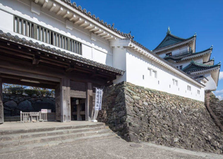 ▲ The second gate of the tower is called Kusunoki-mon [Camphor Tree Gate]