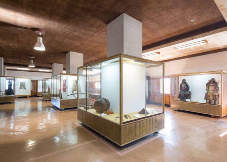 ▲The interior of the castle tower is a museum. Many valuable articles, such as those that belonged to the Kishu Tokugawa family, are on display.