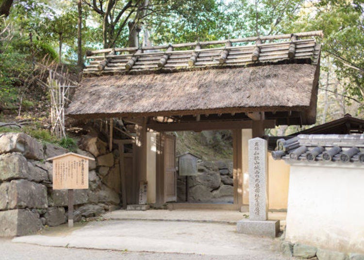 ▲Gate to the Nishinomaru Garden (Momijidani Teien)