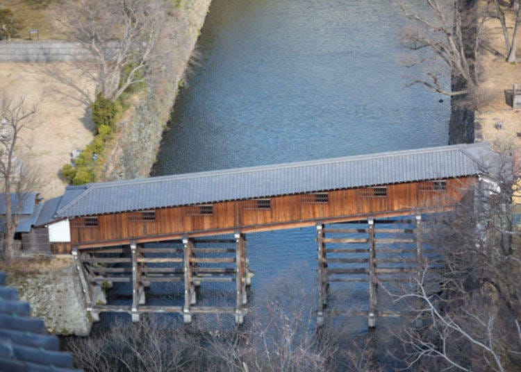 ▲View of the Ohashiroka [bridge corridor] looking down from the castle tower