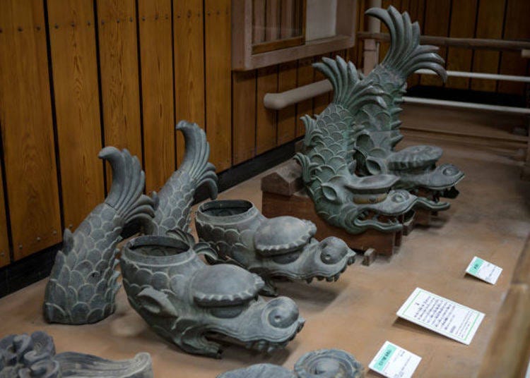 ▲Displays in the exhibition room of the castle tower (shachihoko)