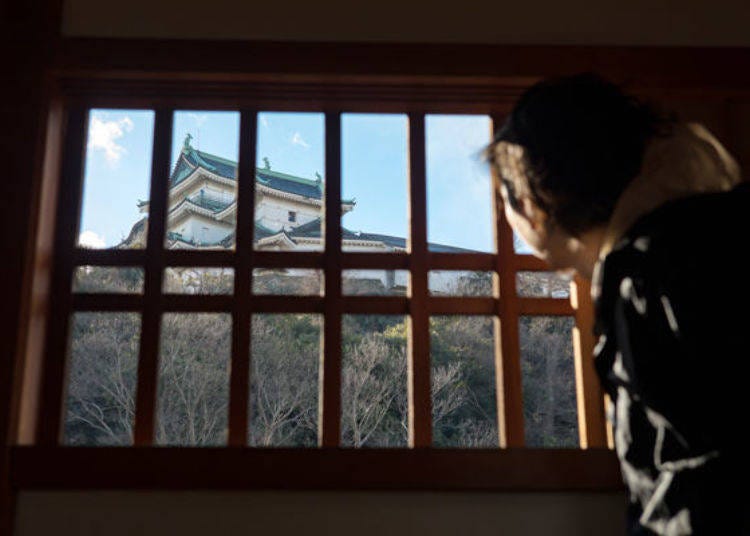 ▲「御橋廊下」の窓から天守閣を望む