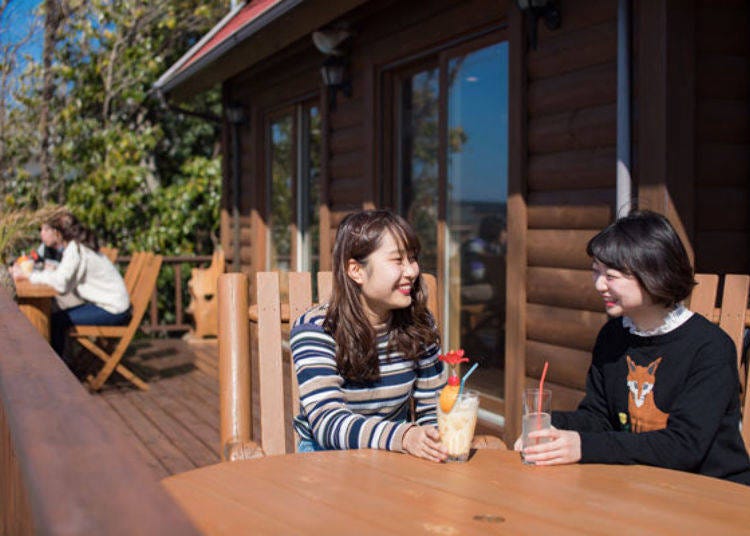 ▲The tables and chairs on the wood deck terrace receive a gentle breeze from the sea.