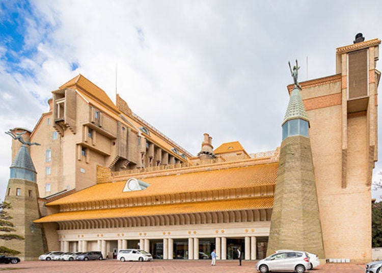 ▲ From the outside the Shirahama Hot Spring Hotel Kawakyu looks like some kind of castle