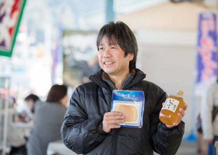 ▲Mr. Akihiro Hori who operates the Horichu Liquor Shop in the food corner