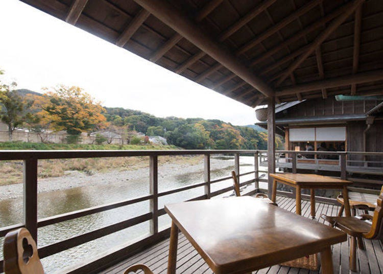 ▲开放式露台座位(吸烟区)前可以饱览五十铃川的河景