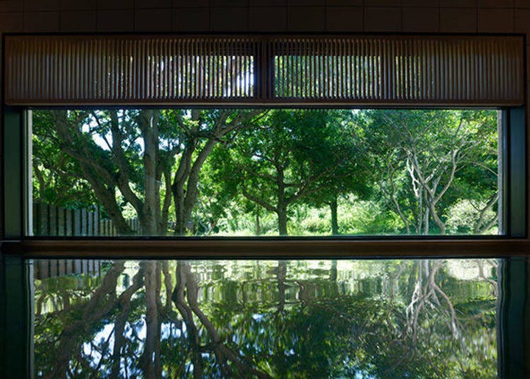 ▲Shiosai no Yu. Viewing the luxuriant forest outside the large window from the bath with the fragrant scent of cypress has a very relaxing effect.