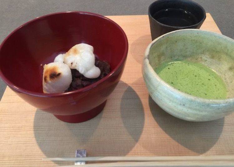 ▲ The color of the matcha goes really well with the color of the azuki