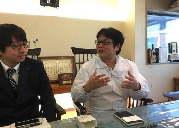 ▲Mr. Okano (right) and Senior Managing Director Masatsugu Okamoto