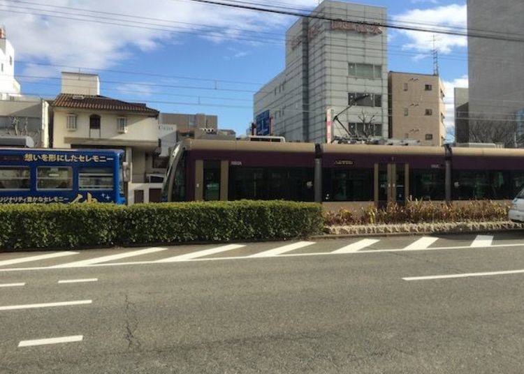 ▲오쇼지 역앞에서 신구 전차가 서로 지나친다