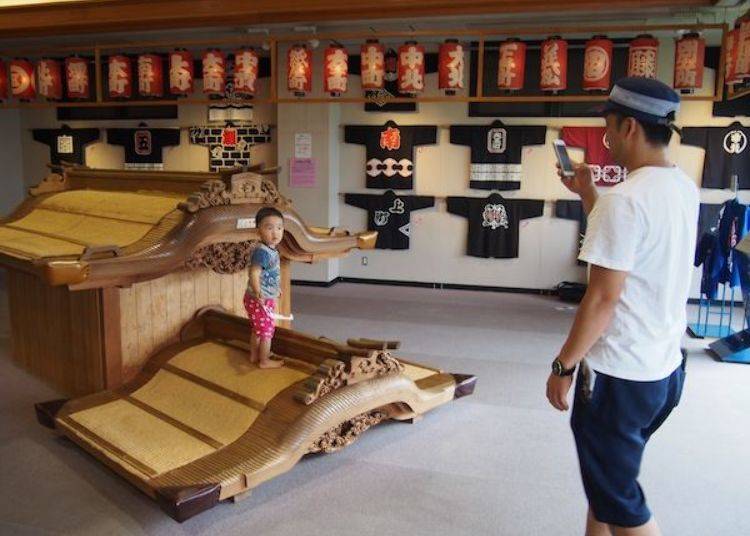 ▲You can also stand on a danjiri roof and act out the role of the daikugata (carpenter), shouting out instructions.