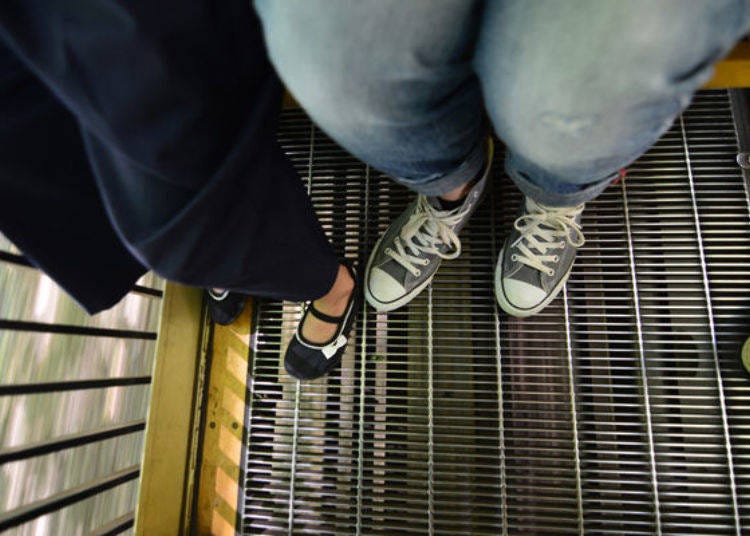▲腳下是格子狀的鋼材可以直接看見軌道並可以感受到列車的躍動。