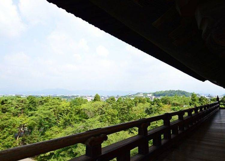 絕景啊、絕景啊
從高度22公尺很具震撼的三門望向京都市區。