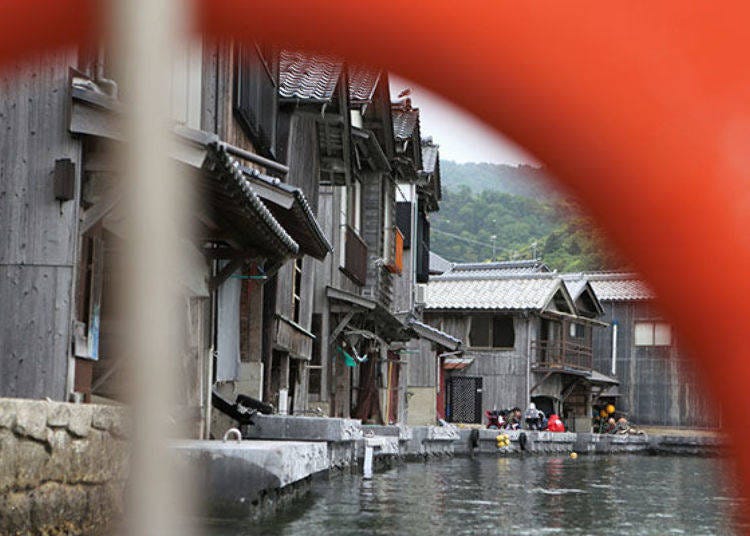 ▲A view of the row of boathouses from the dock. We caught glimpses of women mending fishing nets and town life from here.