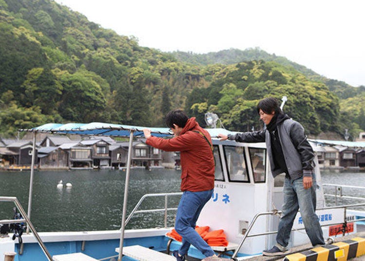 ▲The pier for boarding the boats is only a short walk away from the Tourism Association. Once you put on the orange life jackets the boat departs.